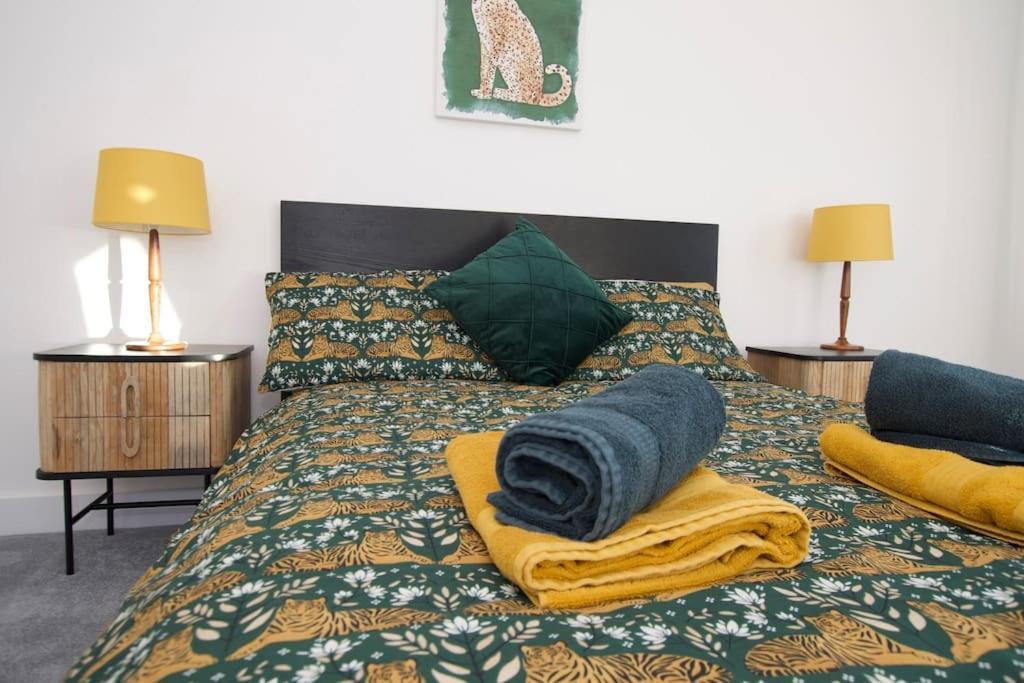Beautiful Large 3-Bed Coastal Flat With Parking. Appartement Frinton-on-Sea Buitenkant foto