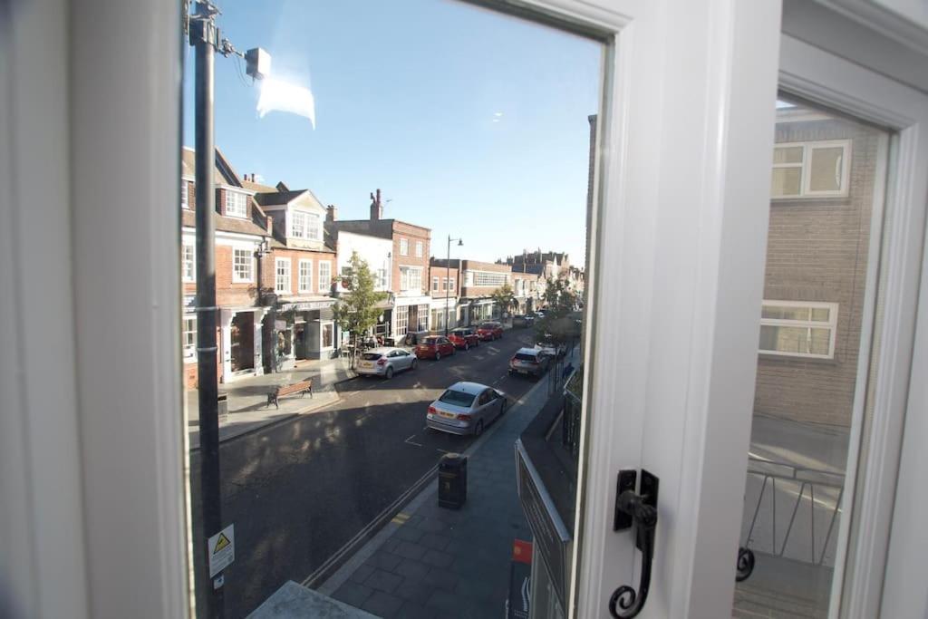 Beautiful Large 3-Bed Coastal Flat With Parking. Appartement Frinton-on-Sea Buitenkant foto