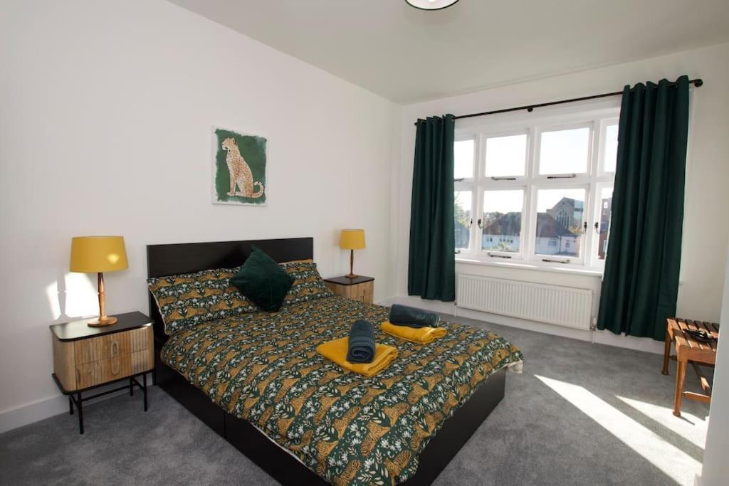 Beautiful Large 3-Bed Coastal Flat With Parking. Appartement Frinton-on-Sea Buitenkant foto