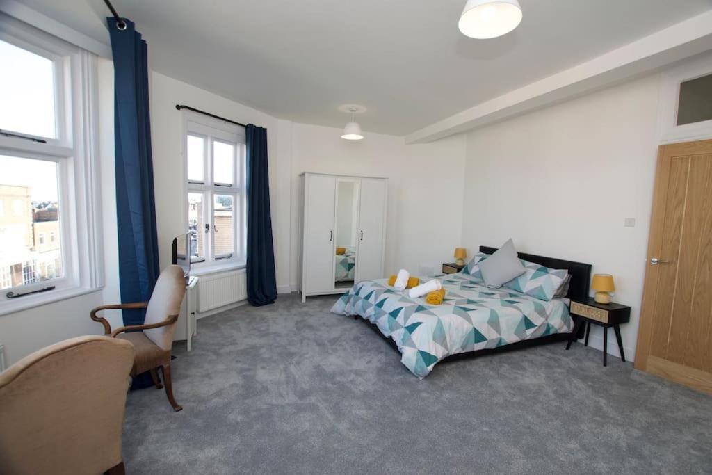 Beautiful Large 3-Bed Coastal Flat With Parking. Appartement Frinton-on-Sea Buitenkant foto