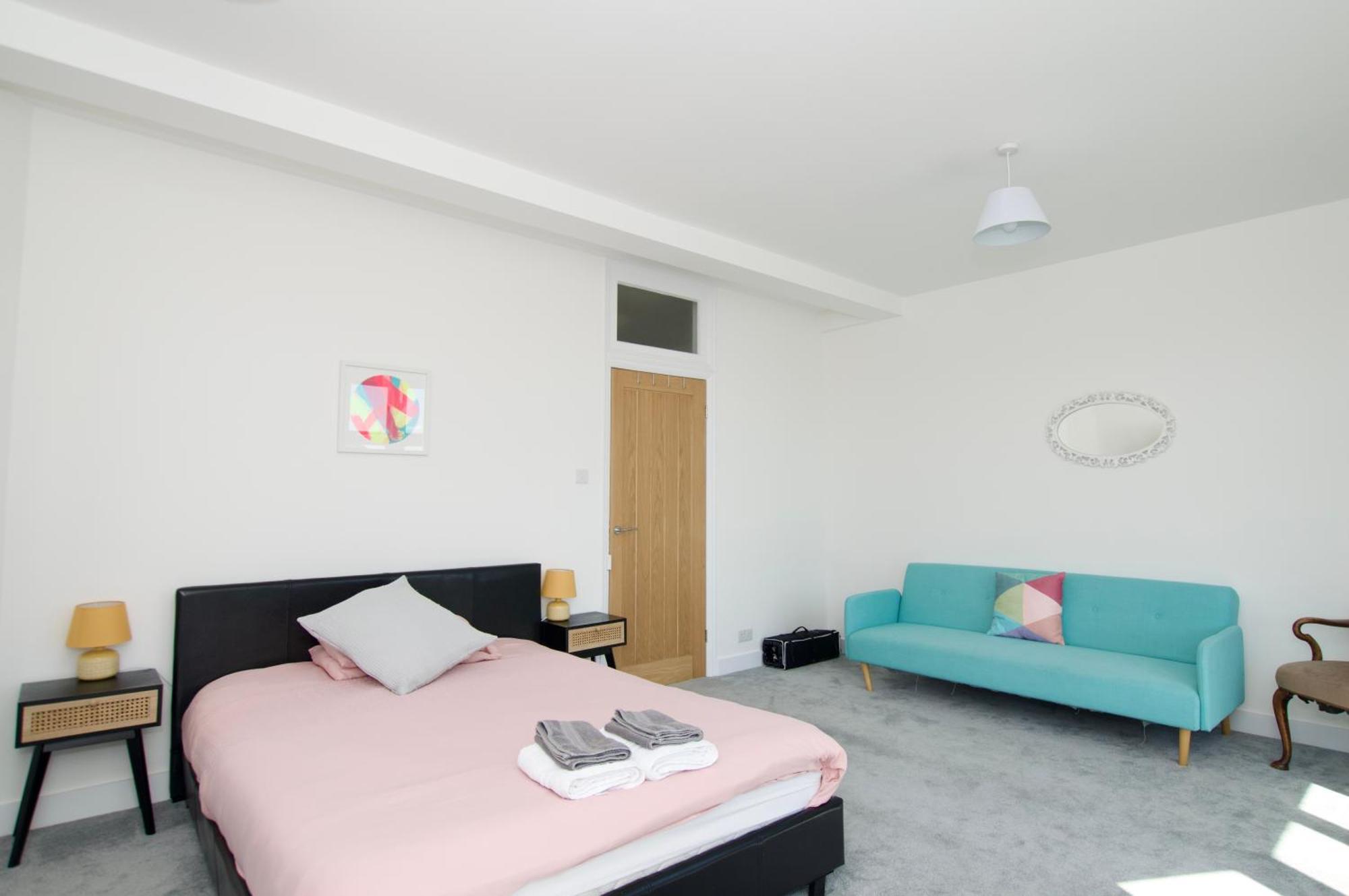Beautiful Large 3-Bed Coastal Flat With Parking. Appartement Frinton-on-Sea Buitenkant foto