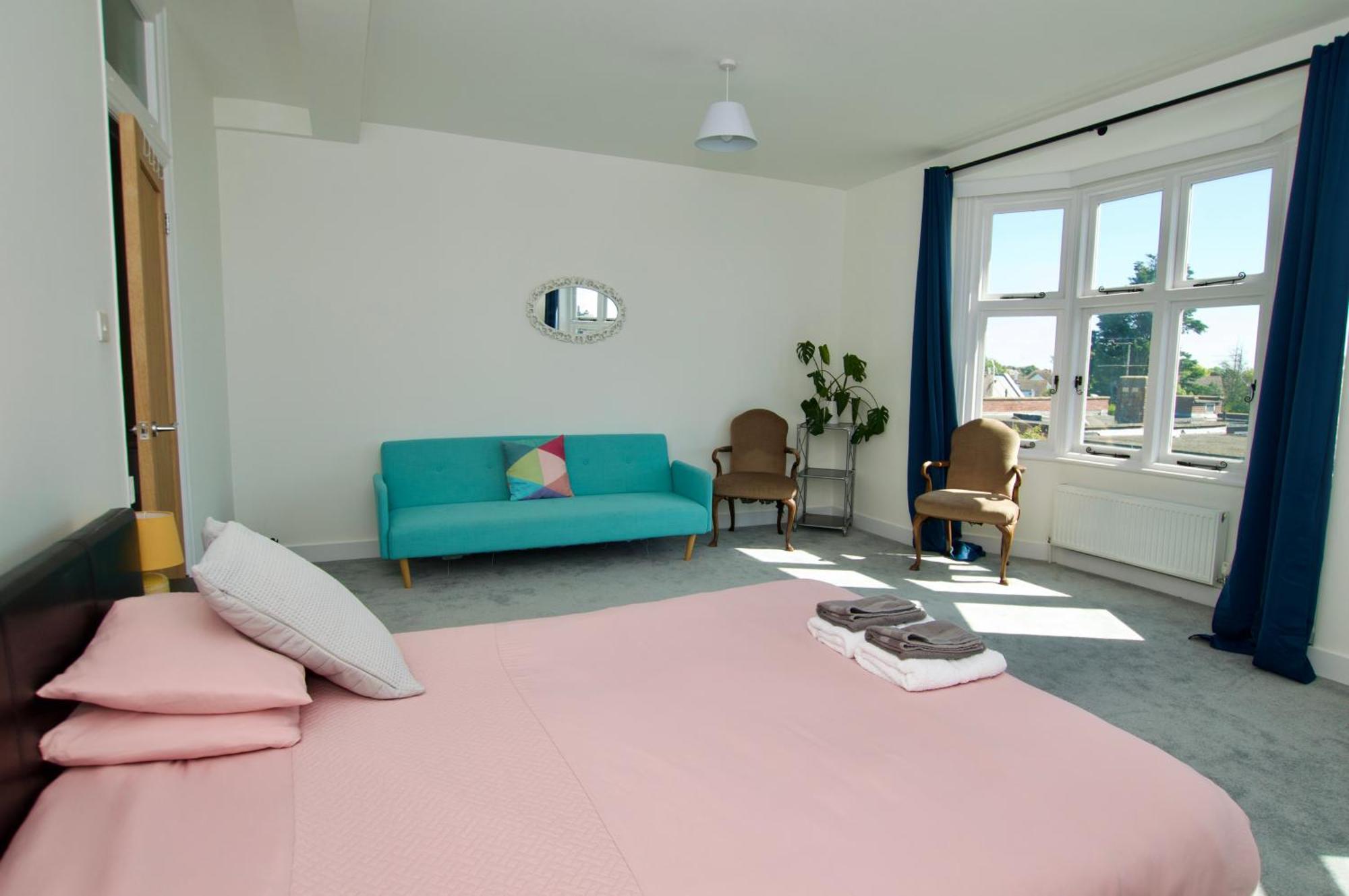 Beautiful Large 3-Bed Coastal Flat With Parking. Appartement Frinton-on-Sea Buitenkant foto