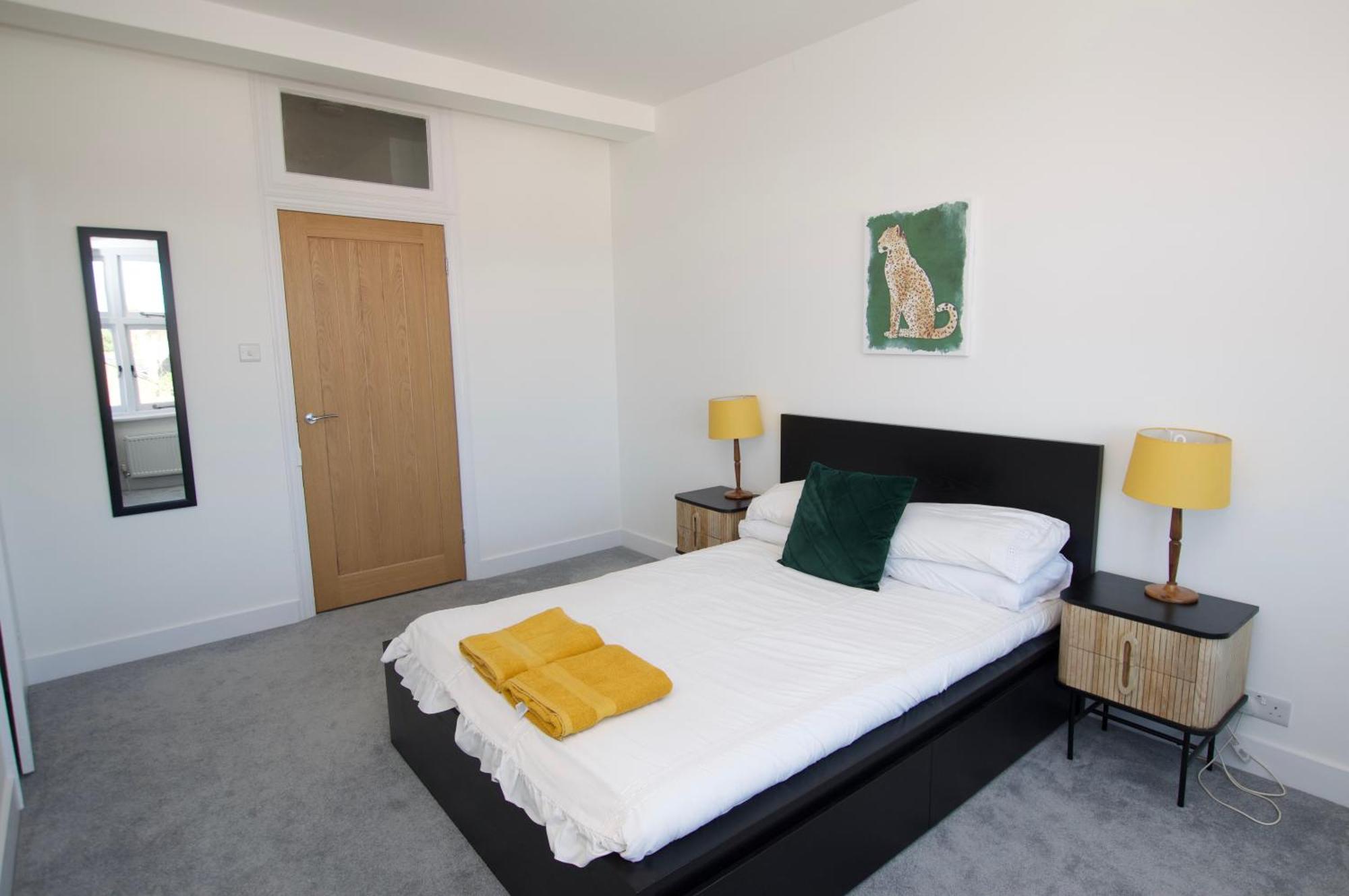 Beautiful Large 3-Bed Coastal Flat With Parking. Appartement Frinton-on-Sea Buitenkant foto