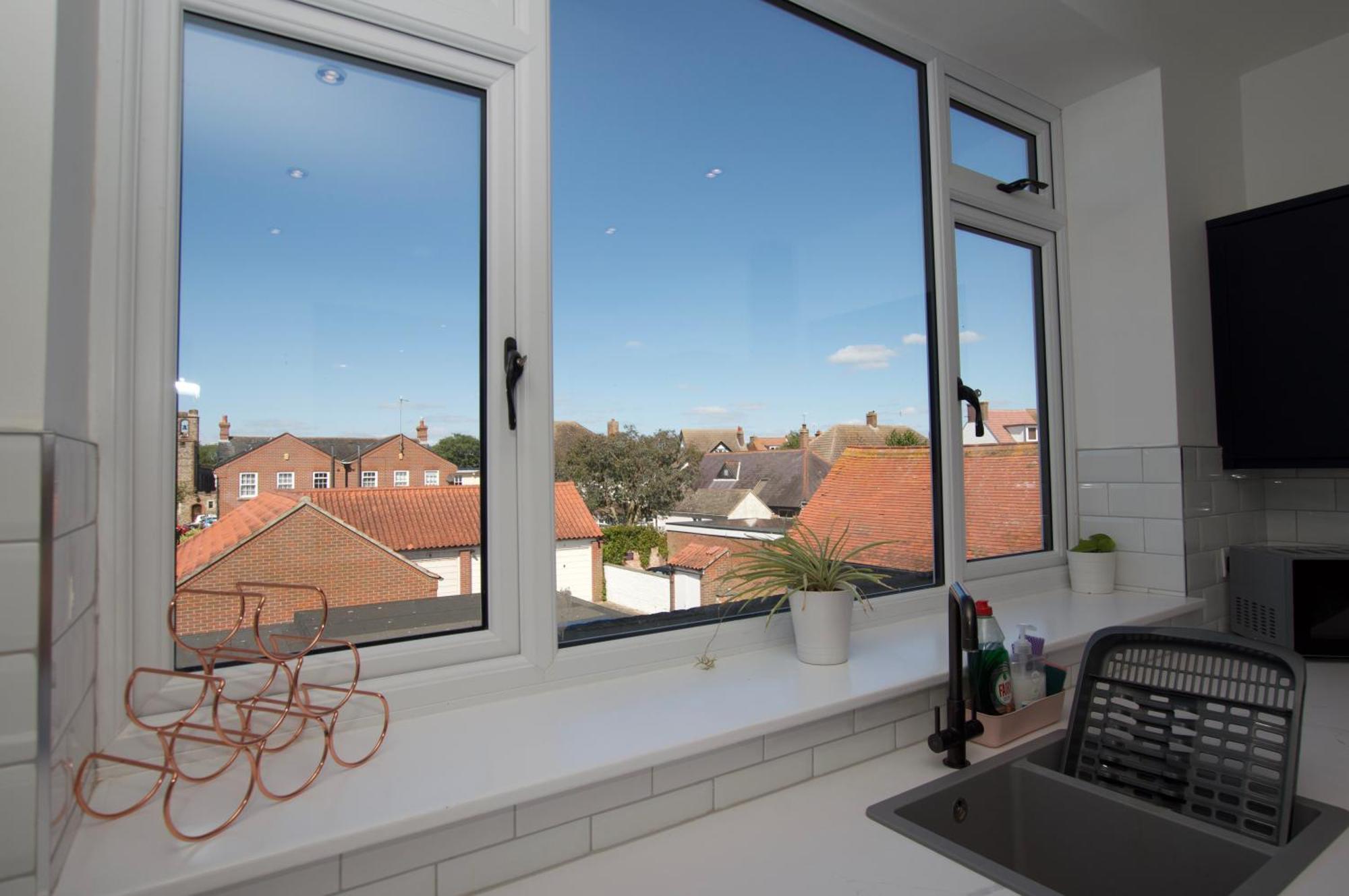 Beautiful Large 3-Bed Coastal Flat With Parking. Appartement Frinton-on-Sea Buitenkant foto