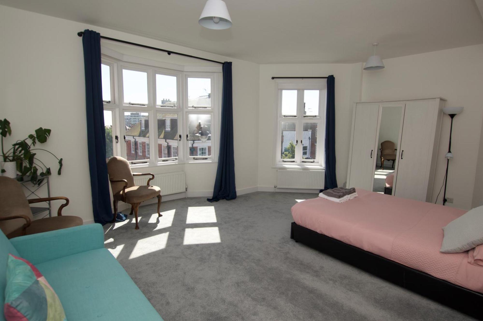 Beautiful Large 3-Bed Coastal Flat With Parking. Appartement Frinton-on-Sea Buitenkant foto