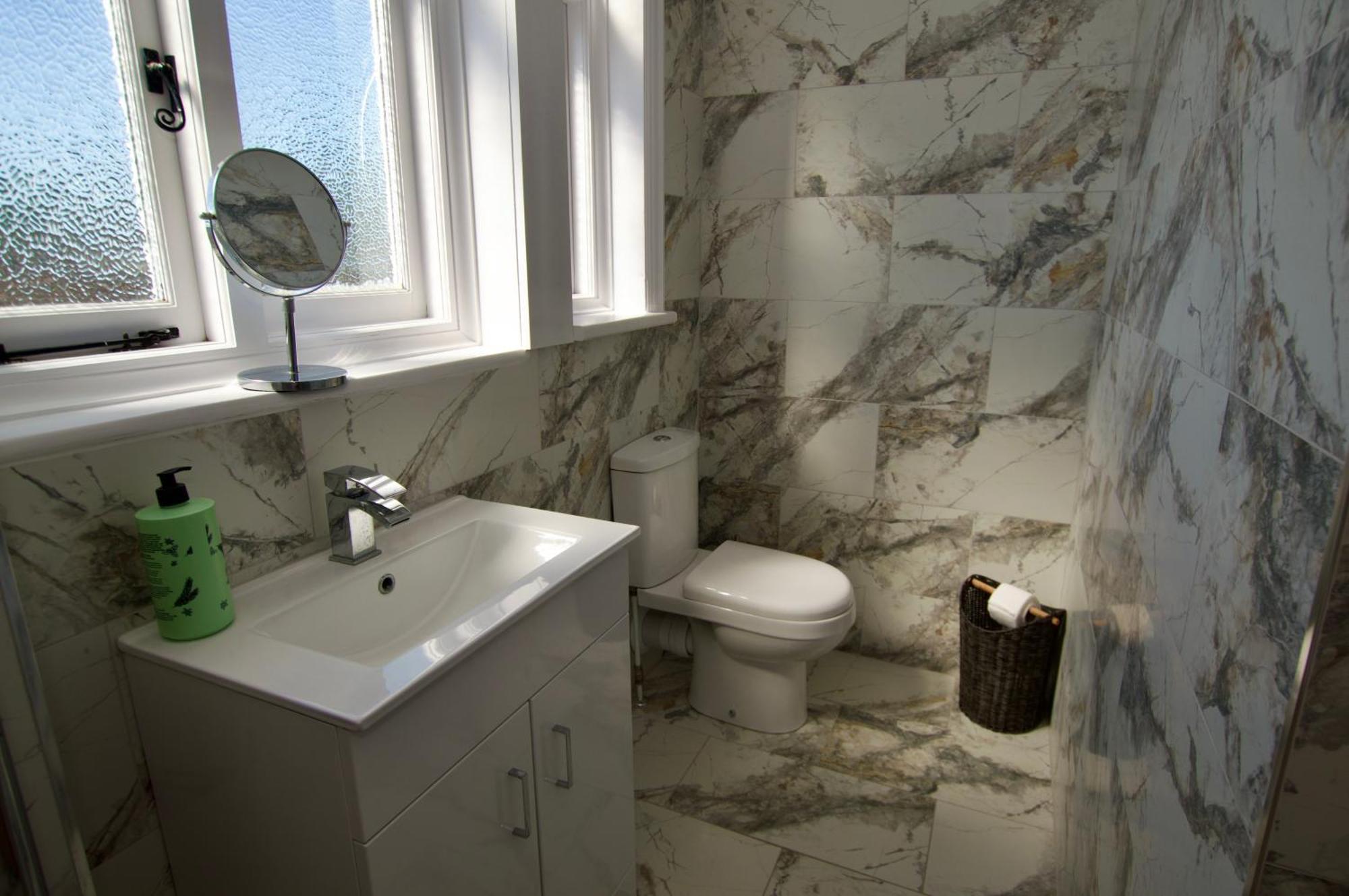 Beautiful Large 3-Bed Coastal Flat With Parking. Appartement Frinton-on-Sea Buitenkant foto