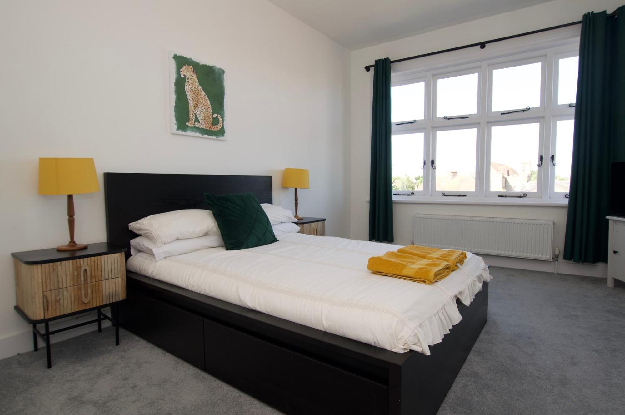 Beautiful Large 3-Bed Coastal Flat With Parking. Appartement Frinton-on-Sea Buitenkant foto