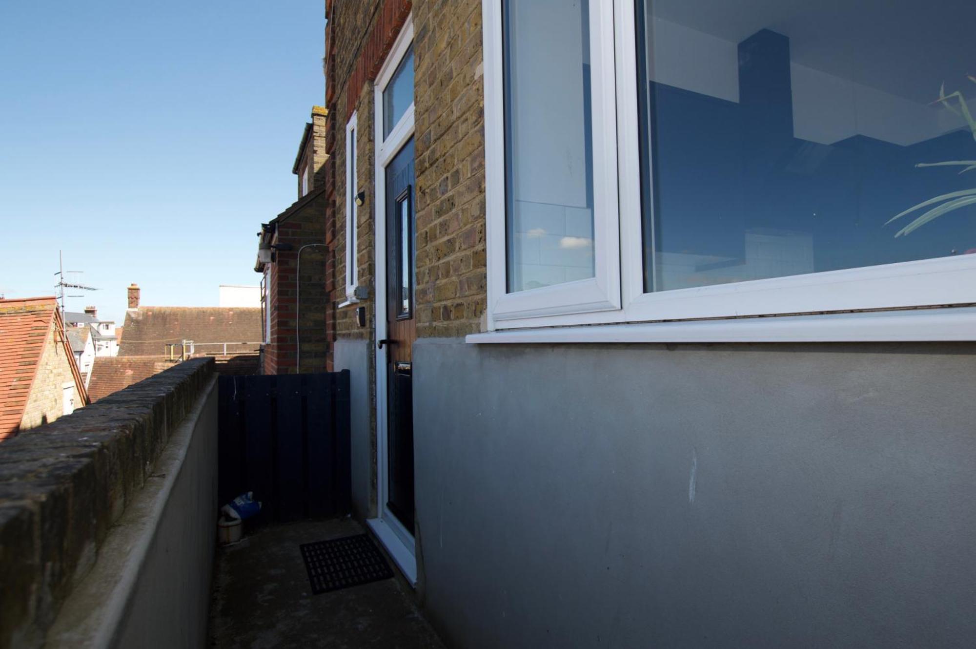 Beautiful Large 3-Bed Coastal Flat With Parking. Appartement Frinton-on-Sea Buitenkant foto