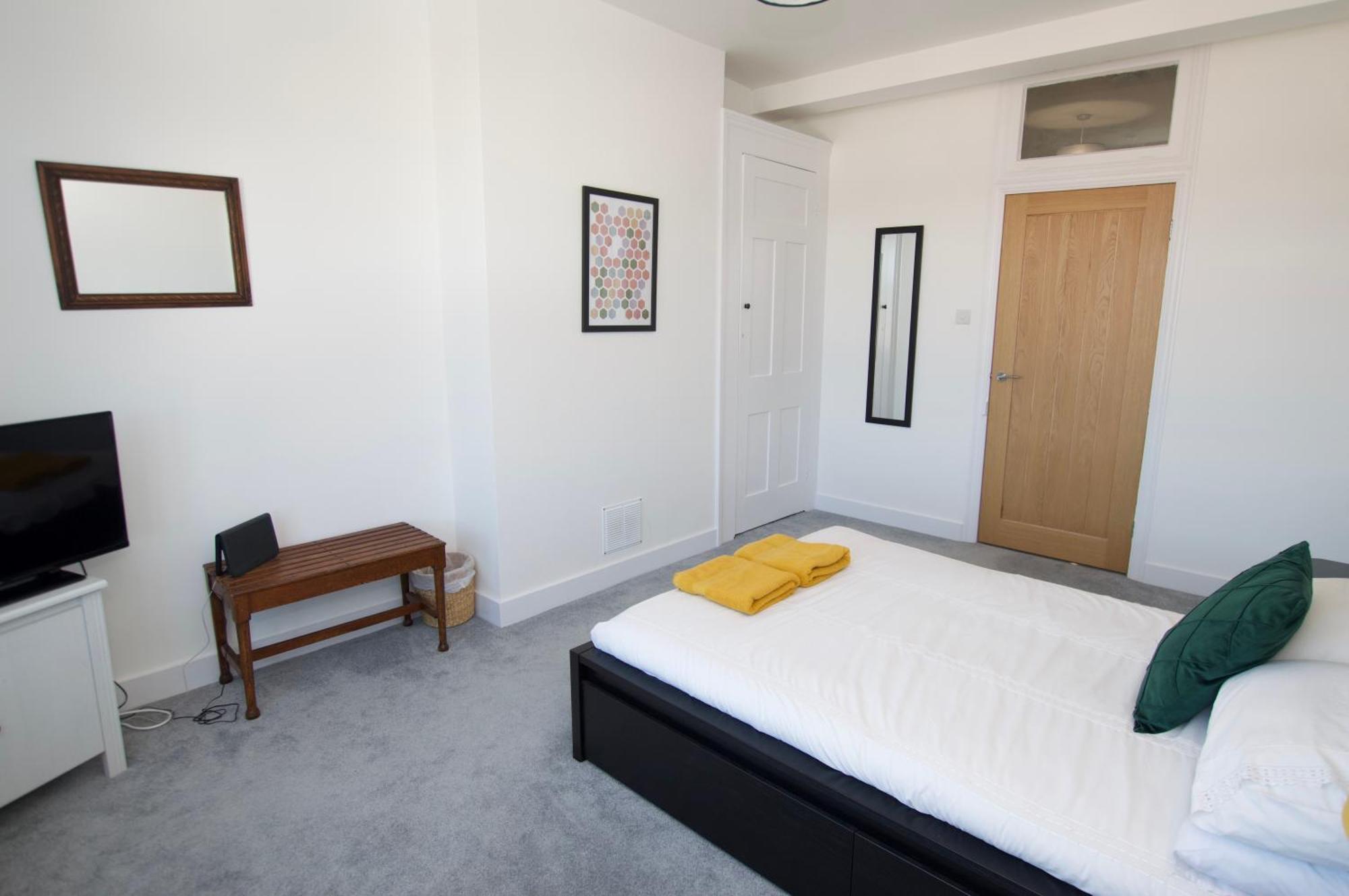 Beautiful Large 3-Bed Coastal Flat With Parking. Appartement Frinton-on-Sea Buitenkant foto