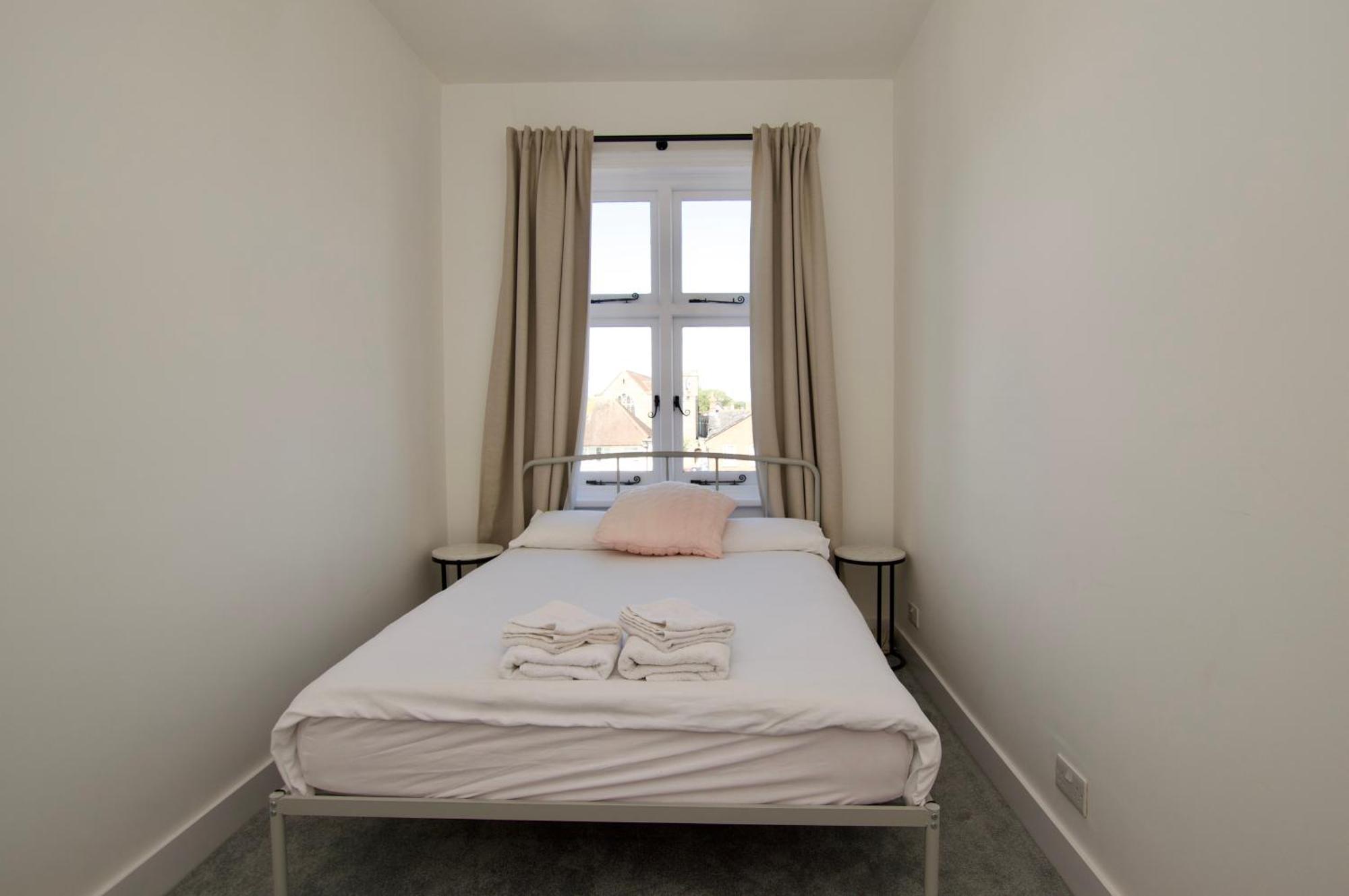 Beautiful Large 3-Bed Coastal Flat With Parking. Appartement Frinton-on-Sea Buitenkant foto