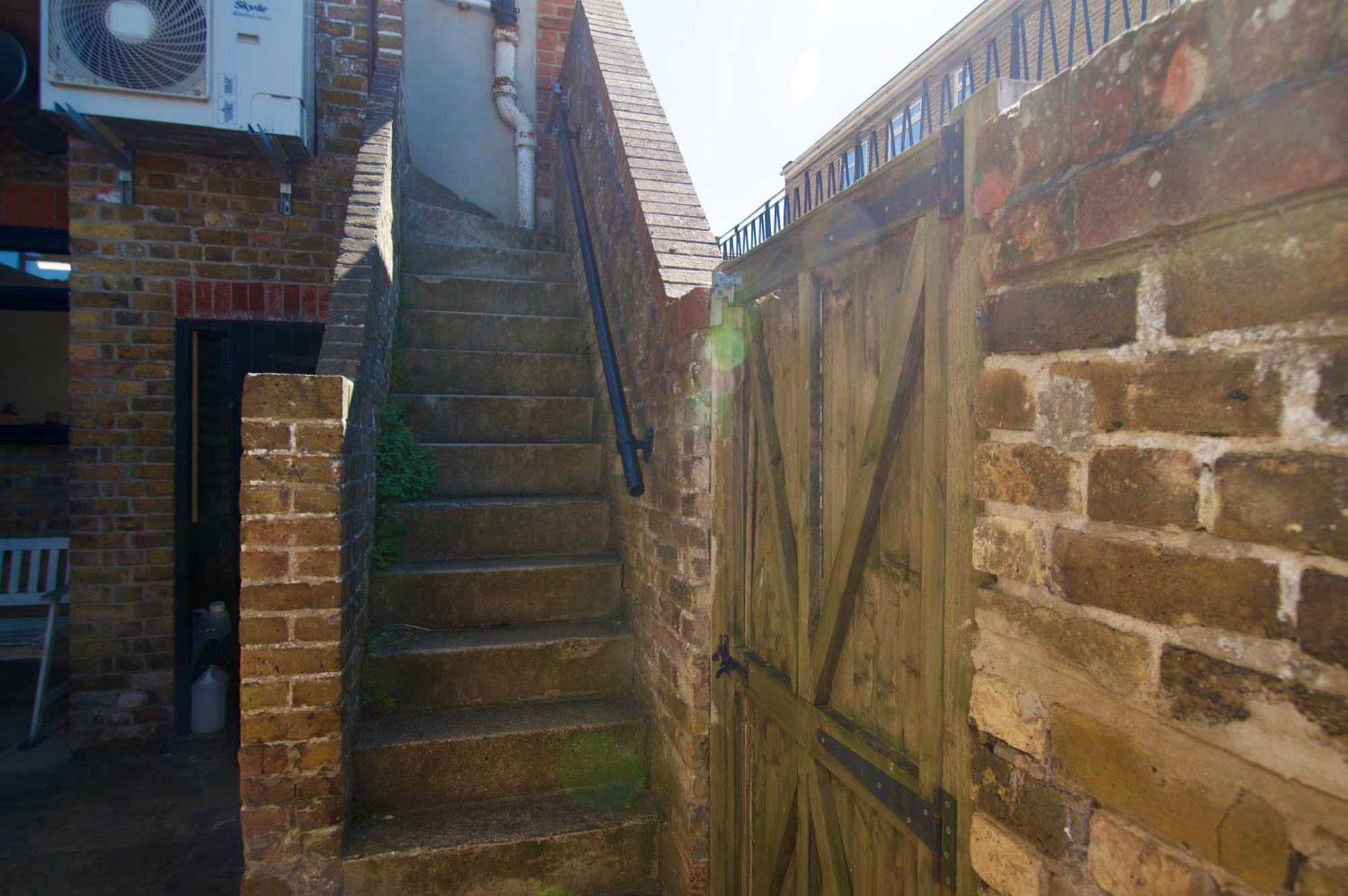 Beautiful Large 3-Bed Coastal Flat With Parking. Appartement Frinton-on-Sea Buitenkant foto